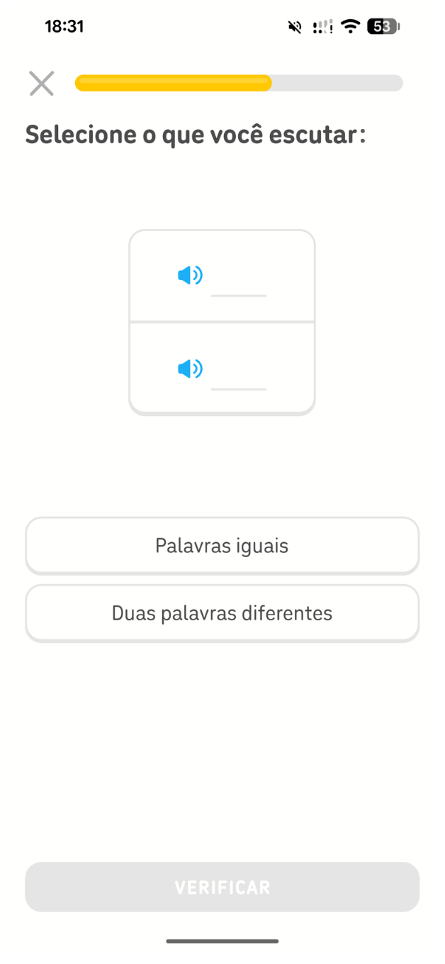 Captura de tela de uma lição do Duolingo com a instrução “Selecione o que você escutar”. Em seguida, aparecem dois ícones de alto-falante azuis, com lacunas ao lado de cada um. A pessoa pode escolher entre as opções “palavras iguais” e “duas palavras diferentes”.