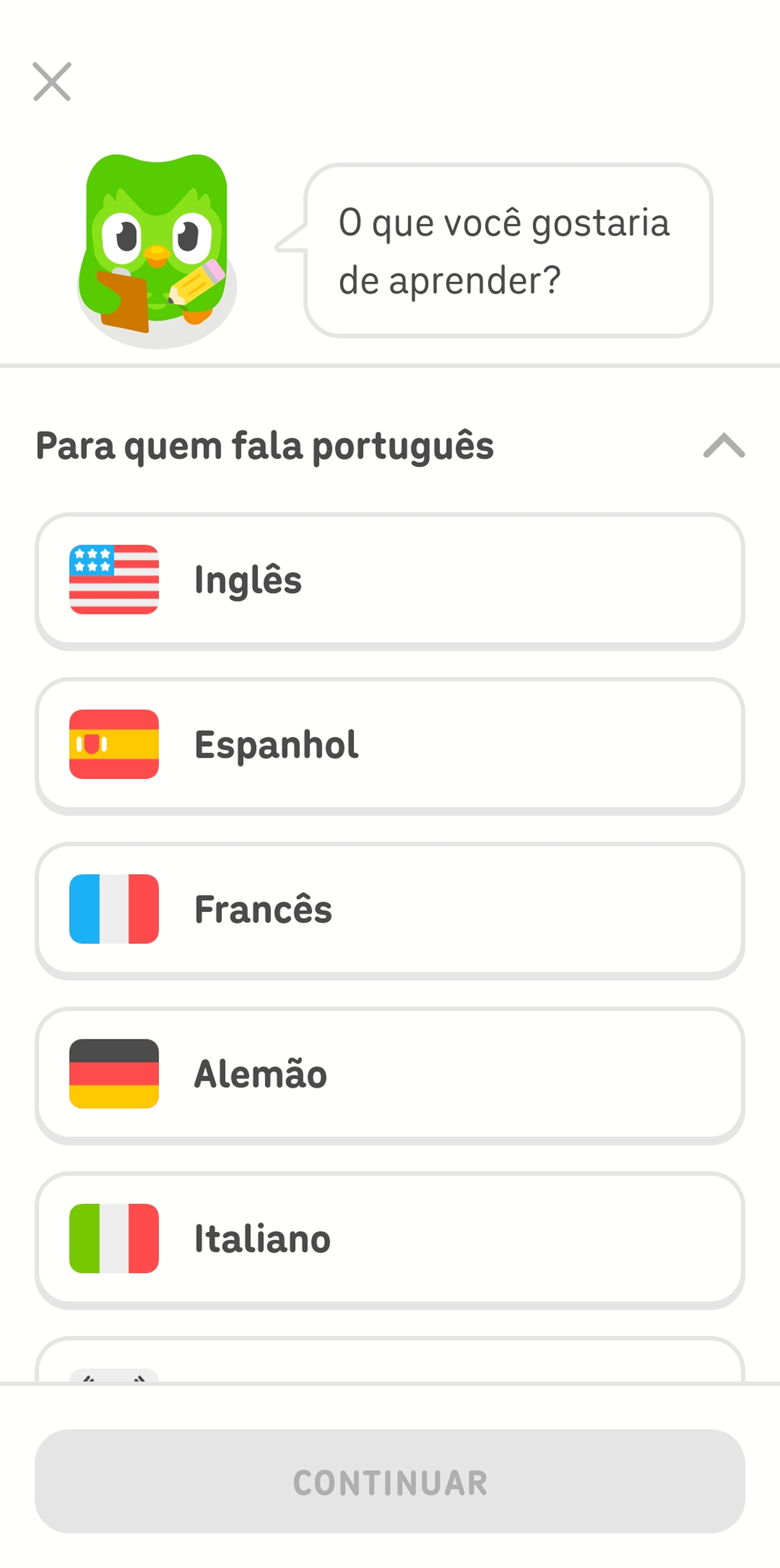 Captura de tela do aplicativo do Duolingo. Duo, a coruja, pergunta: “O que você gostaria de aprender?”. Há vários cursos de idiomas listados abaixo.