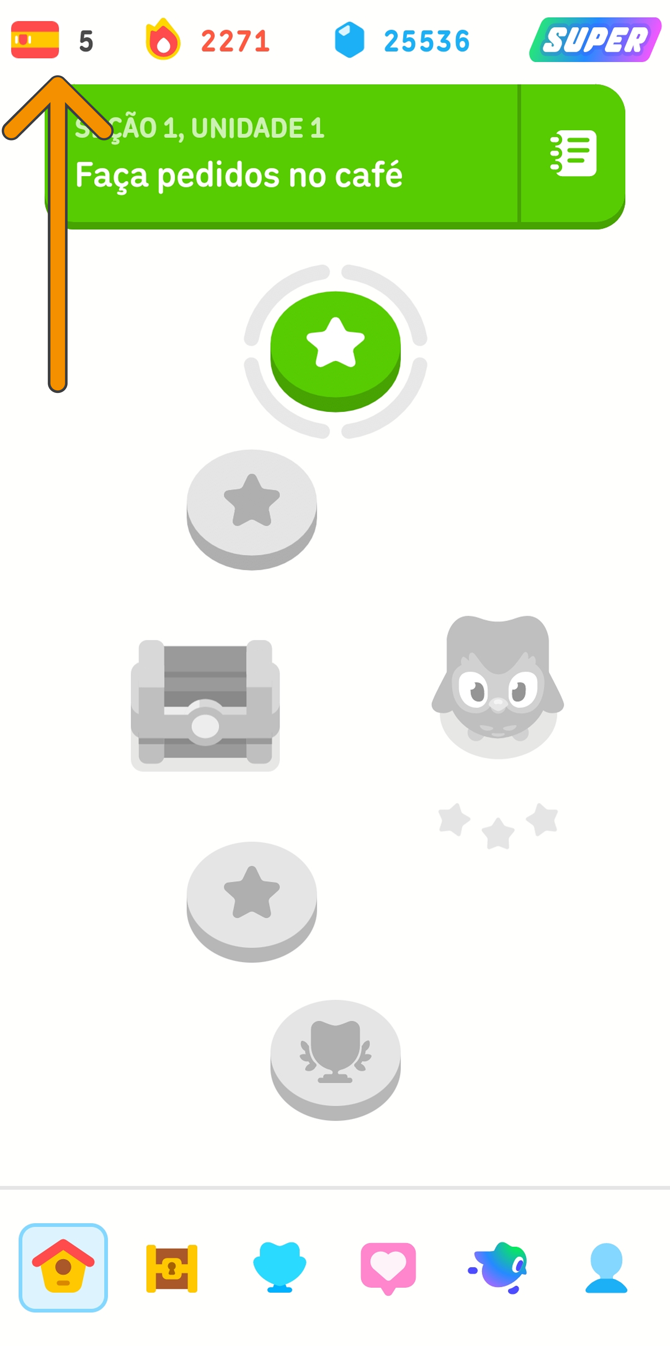 Captura de tela da trilha de aprendizado do curso de espanhol do Duolingo. Uma seta laranja aponta para o canto superior esquerdo da tela, onde está o ícone do curso de espanhol.