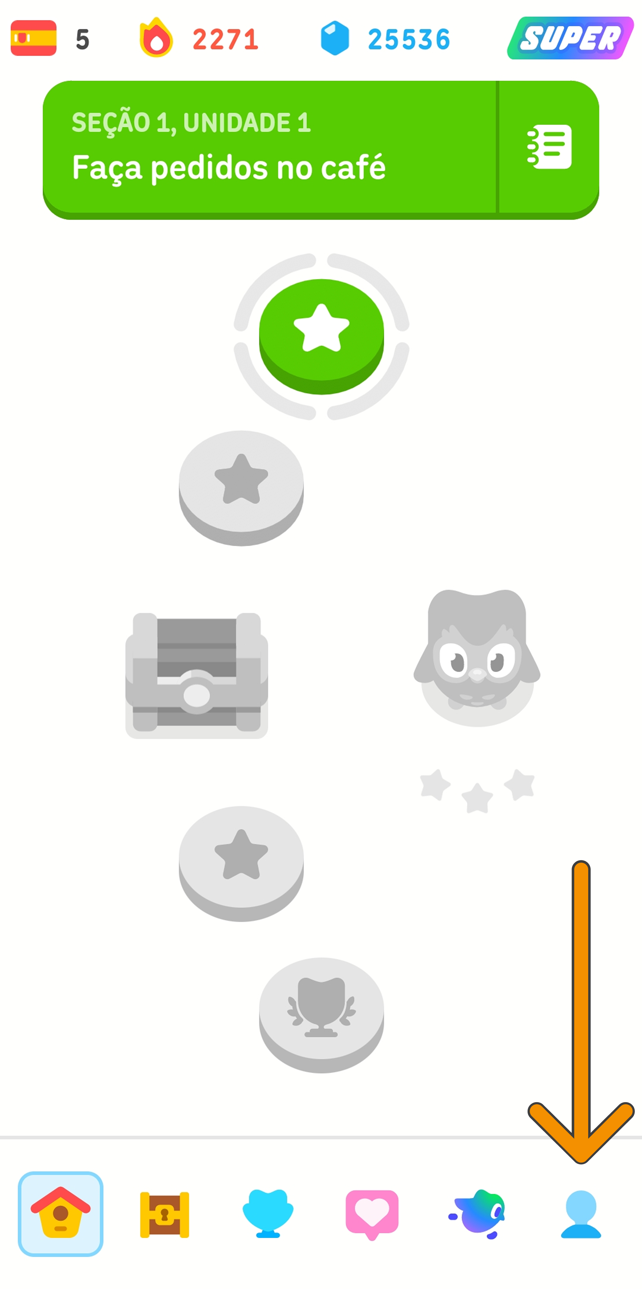 Captura de tela da trilha de aprendizado do curso de espanhol do Duolingo. Uma seta laranja aponta para o ícone de perfil, no canto inferior direito da tela.