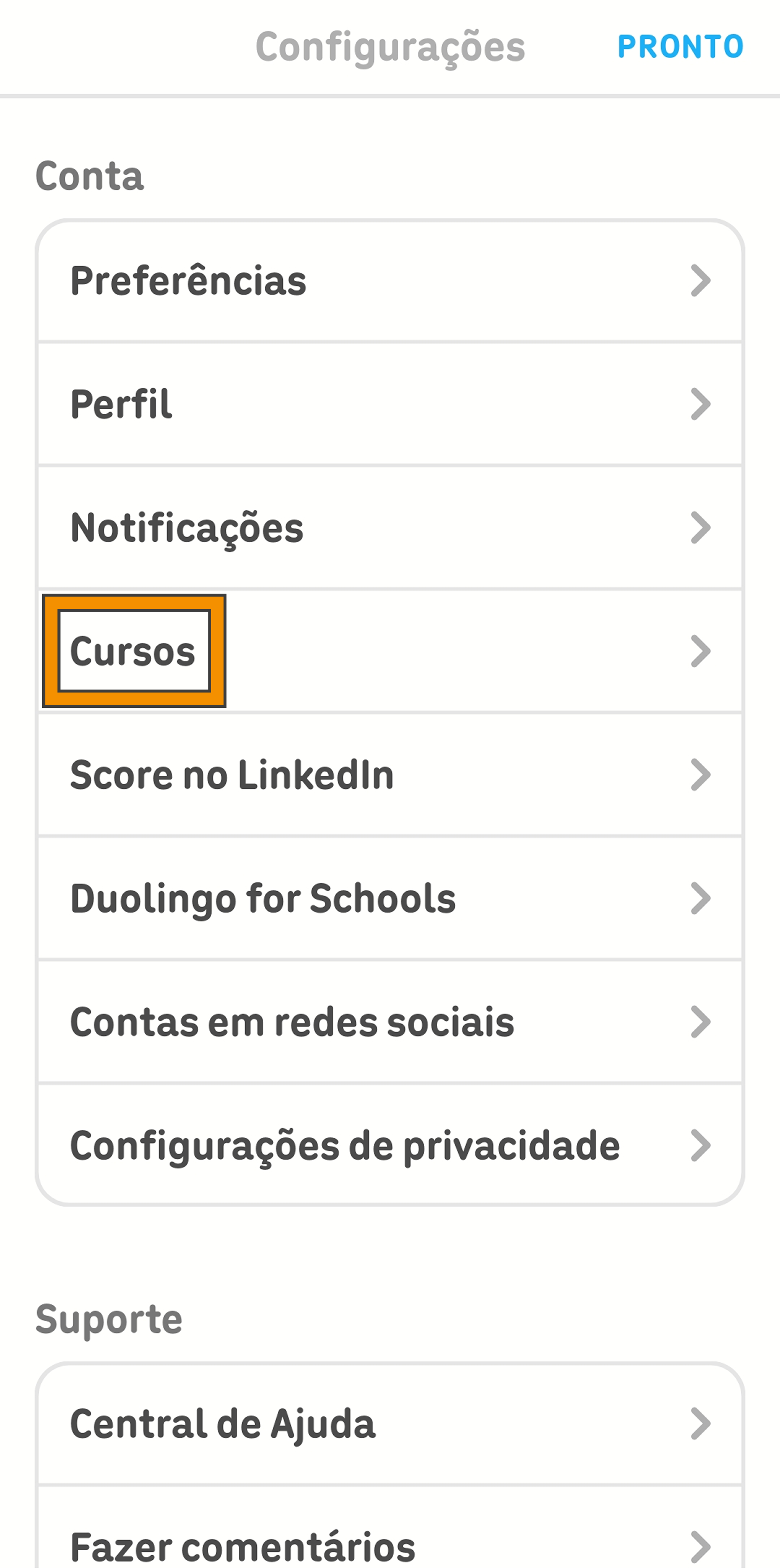 Captura de tela do menu de configurações do aplicativo do Duolingo. Há um retângulo laranja que destaca a categoria “Cursos”, indicando a opção de gerenciar os cursos em andamento.