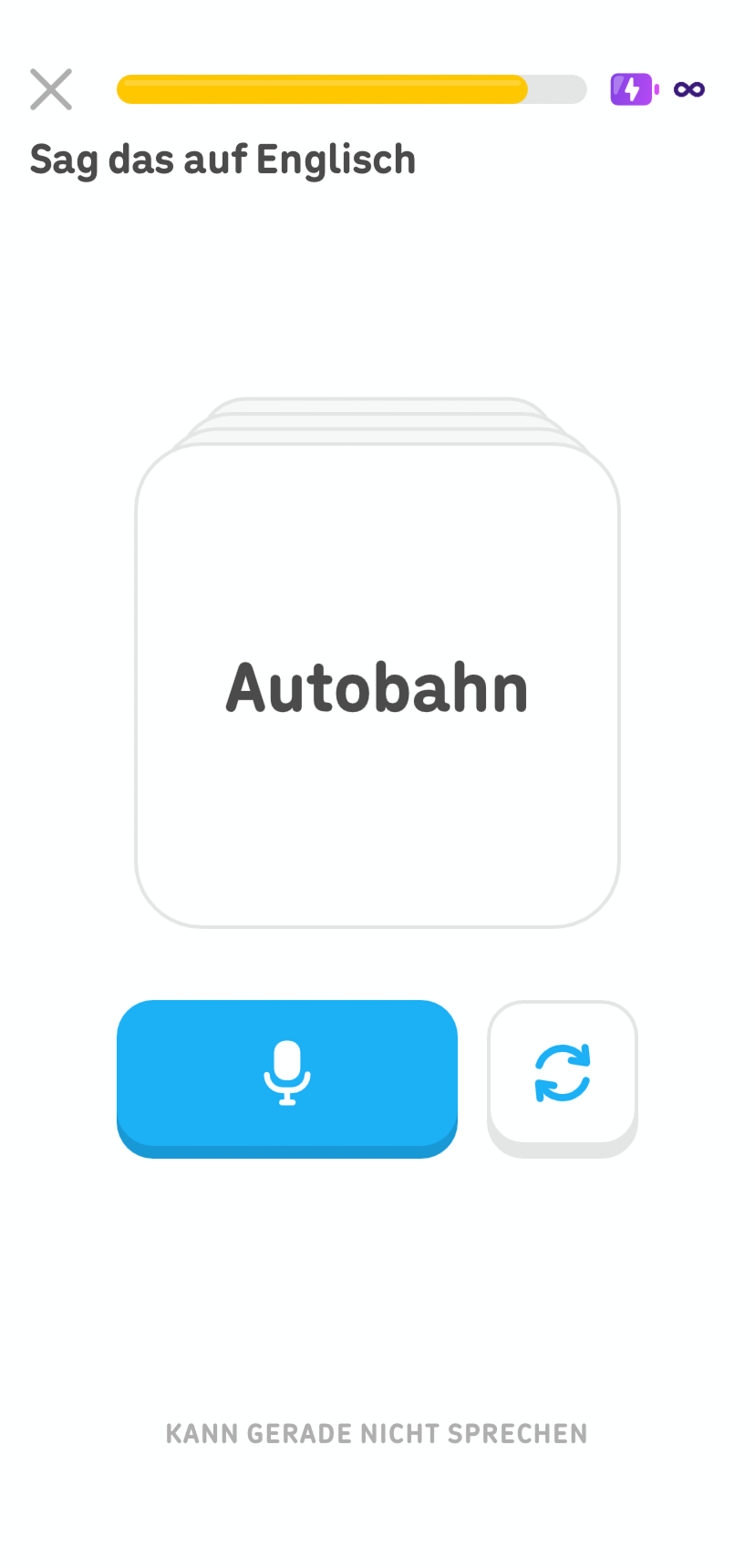 Screenshot einer Lernkarten-Übung. Auf der Lernkarte wird das Wort „Autobahn“ angezeigt, darunter verschiedene Buttons mit Optionen zum Einsprechen der Antwort, zum Überspringen der Lernkarte und zum Pausieren der Sprechübungen.