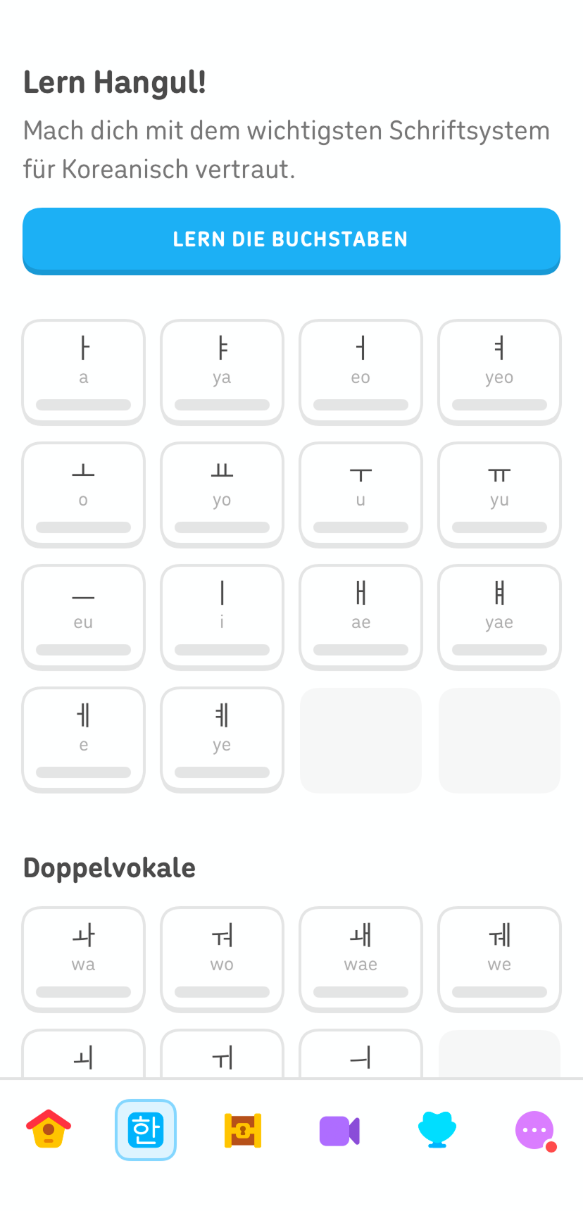 creenshot des Tabs zum Üben der Schriftzeichen im Koreanischkurs auf Duolingo. Oben steht „Lern Hangul!“, darunter ein blauer Button mit der Aufschrift „Lern die Buchstaben”. Im unteren Teil befinden sich Schriftzeichen in Hangul in Kacheln, die man antippen kann, um sich mit ihrer Aussprache vertraut zu machen.