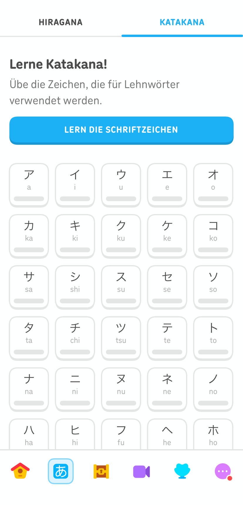 Screenshot des Tabs zum Üben der Schriftzeichen im Japanischkurs auf Duolingo. Oben steht „Lerne Katakana!“, darunter ein blauer Button mit der Aufschrift „Lern die Schriftzeichen!”. Im unteren Teil befinden sich japanische Schriftzeichen in Kacheln, die man antippen kann, um sich mit ihrer Aussprache vertraut zu machen.