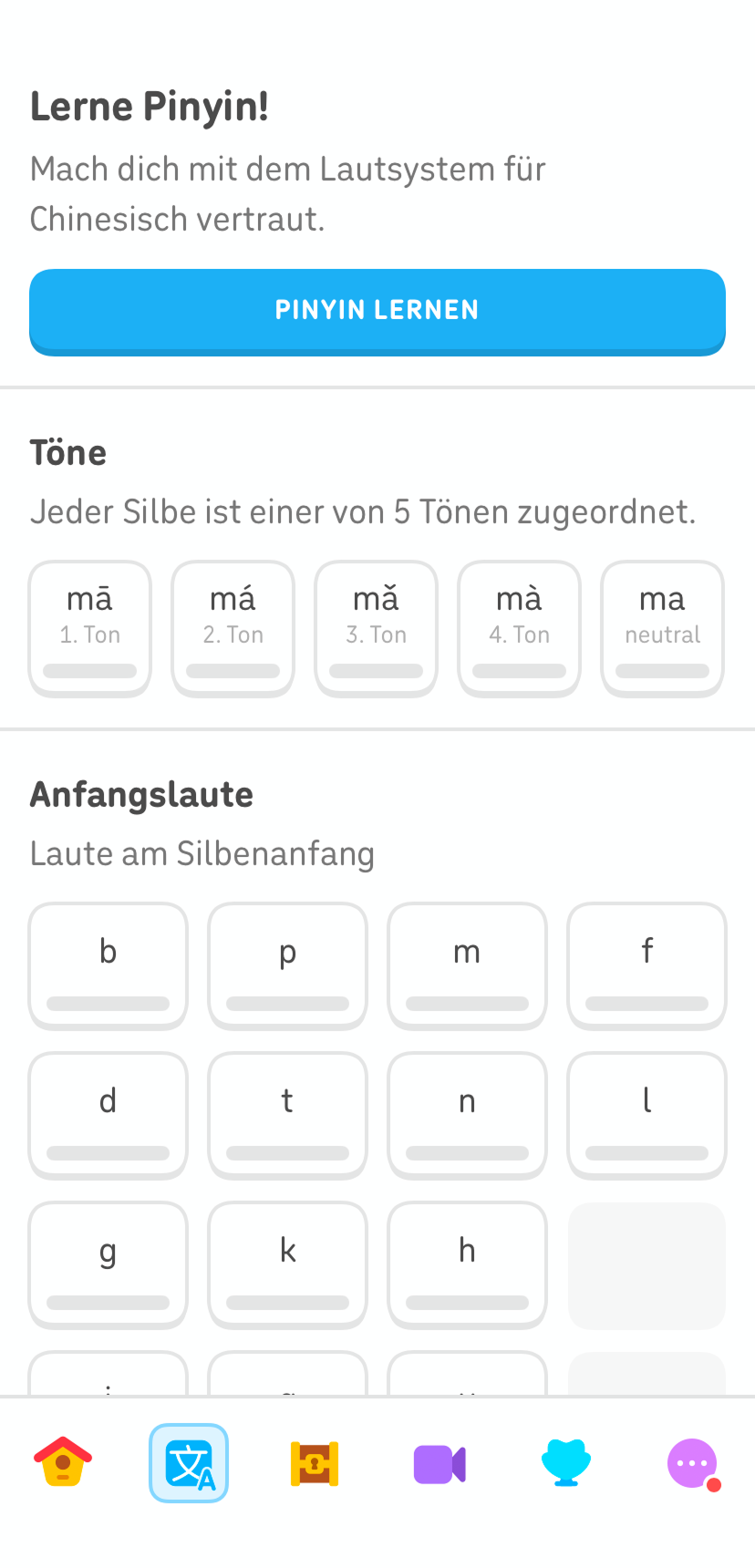 Screenshot des Tabs zum Üben des Pinyin im Chinesischkurs auf Duolingo. Oben steht „Lerne Pinyin!“, darunter ein blauer Button mit der Aufschrift „Pinyin lernen”. Es schließt sich eine Reihe mit Beispielen zur Tonhöhe in Kacheln an, die man antippen kann, um sich mit ihrer Aussprache vertraut zu machen. Darunter sind Silben-Anfangslaute zum Antippen.