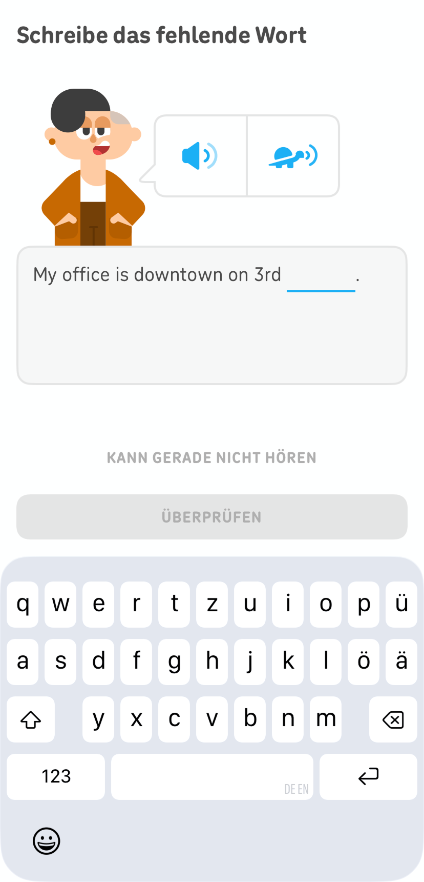 Screenshot einer Übung als Teil einer Lektion. Die Anweisung lautet „Schreibe das fehlende Wort“. Duolingo-Charakter Lin steht neben einer Sprechblase mit den Optionen zum Abspielen eines Satzes in normaler sowie langsamer Geschwindigkeit. Unter ihr wird ein englischer Satz mit einem fehlenden Wort angezeigt.