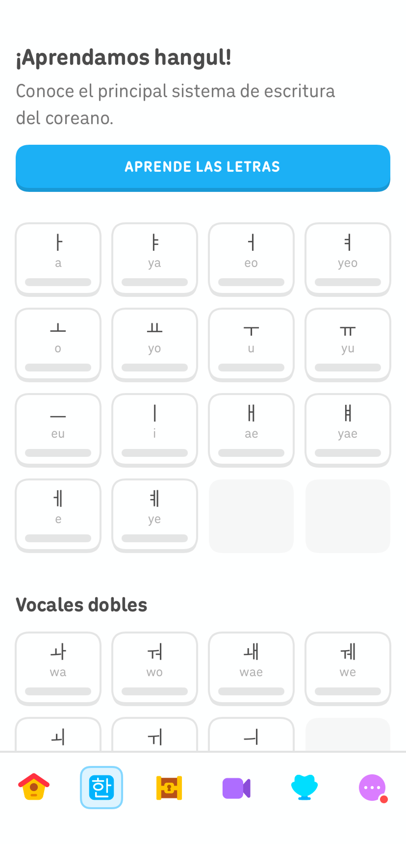 Captura de pantalla de la pestaña de práctica del curso de coreano de Duolingo. En la parte superior dice “¡Aprendamos hangul!” junto con un botón azul que dice “Aprende las letras”. Debajo aparecen distintos caracteres coreanos.