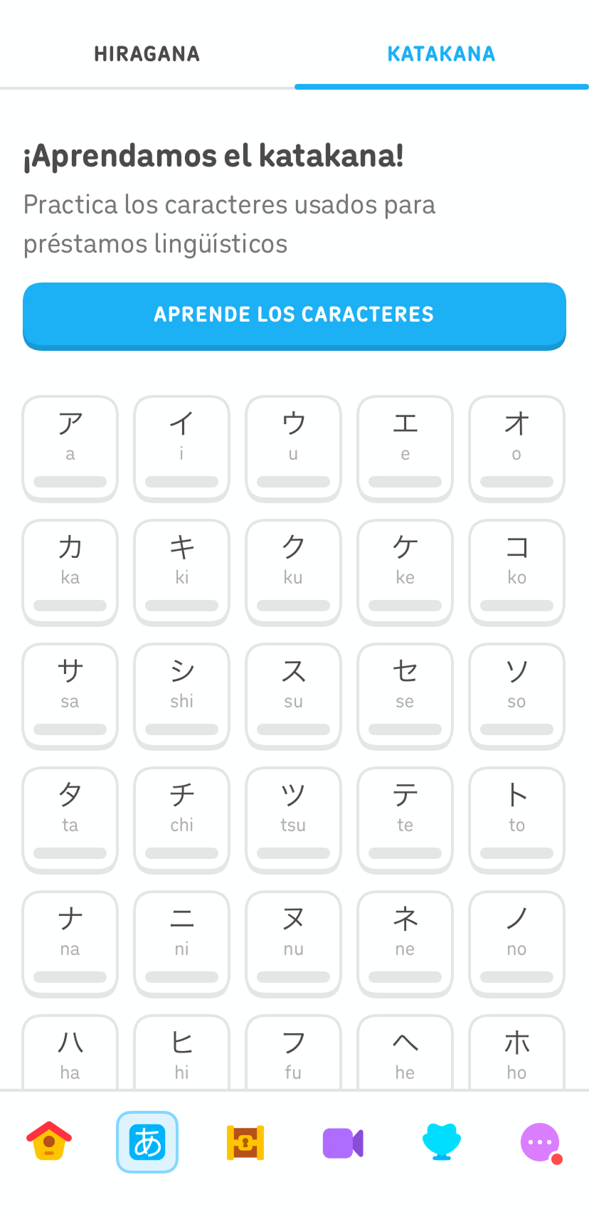 Captura de pantalla de la pestaña de práctica del curso de japonés de Duolingo. En la parte superior dice “¡Aprendamos el katakana!”, junto con un botón azul que dice “Aprende los caracteres”. Debajo aparecen distintos caracteres japoneses.