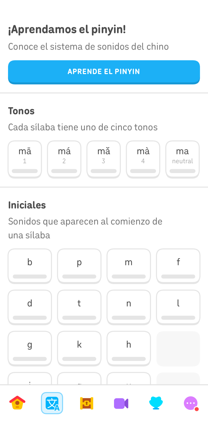 Captura de pantalla de la pestaña de práctica de caracteres del curso de chino de Duolingo. En la parte superior dice “¡Aprendamos el pinyin!”, junto con un botón azul que dice “Aprende el pinyin”. Debajo aparecen botones que indican los tonos y los sonidos iniciales del chino.