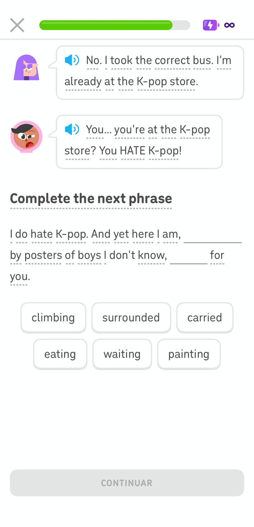 Captura de pantalla de un Cuento de Duolingo en inglés. Se le indica al usuario que complete un párrafo al que le faltan palabras con los seis bloques de palabras que aparecen abajo.