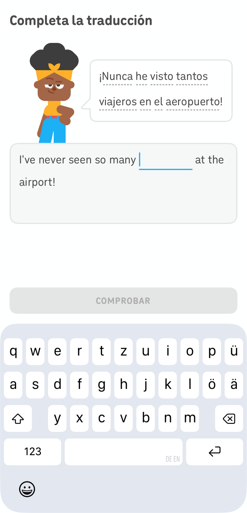 Captura de pantalla de una lección de Duolingo. Las instrucciones dicen “Completa la traducción”, y debajo aparece el personaje de Duolingo Bea junto a un globo de diálogo que dice “¡Nunca he visto tantos viajeros en el aeropuerto!” en español. A continuación aparece una oración incompleta en inglés a la que le falta una palabra.
