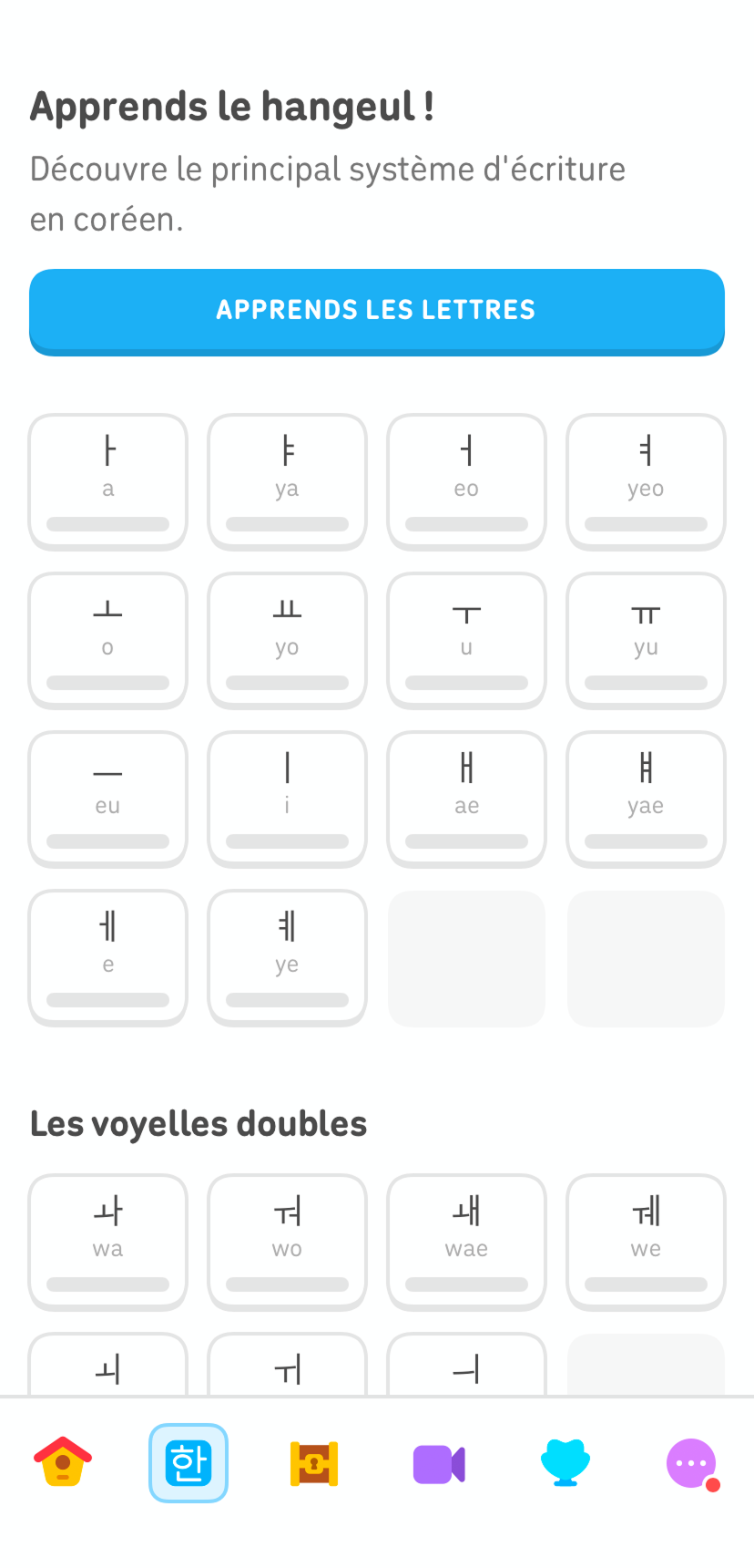 Capture d'écran de la page d'entraînement aux caractères du cours de coréen de Duolingo. En haut de l'écran, on peut lire « Apprends le hangeul ! » et plusieurs caractères japonais apparaissent plus bas, sous un bouton bleu affichant « Apprends les lettres ».