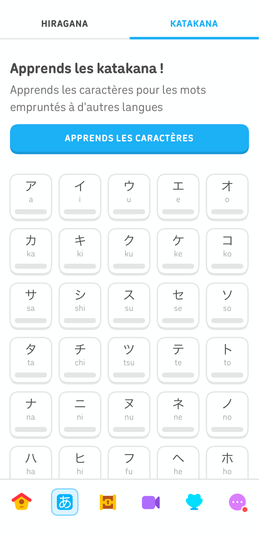 Capture d'écran de la page d'entraînement aux caractères du cours de japonais de Duolingo. En haut de l'écran, on peut lire « Apprends les katakana ! » et plusieurs caractères japonais apparaissent plus bas, sous un bouton bleu affichant « Apprends les caractères ».
