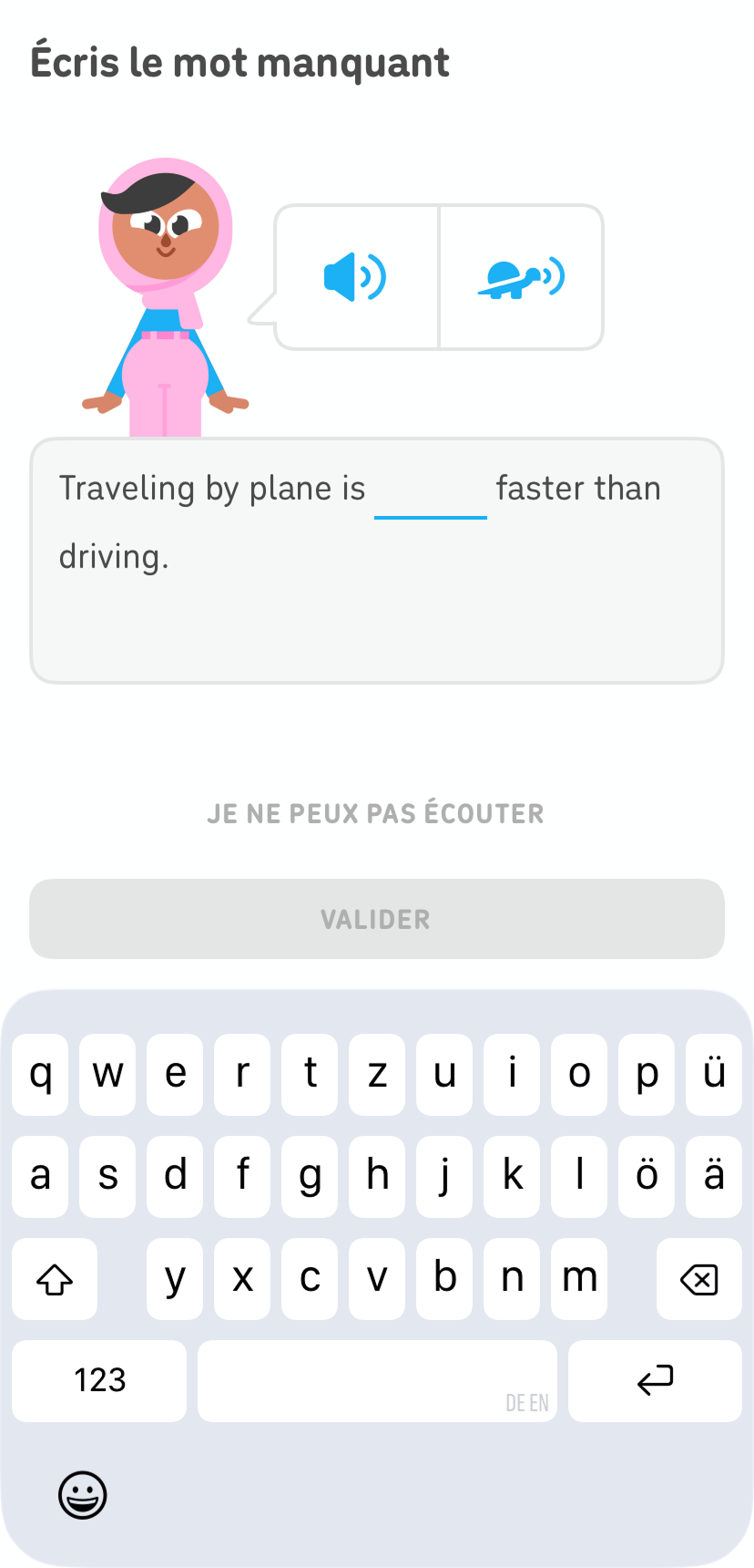 Capture d'écran d'une leçon Duolingo. La consigne indique « Écris le mot manquant » et Zari, l'un des personnages de Duolingo, se tient debout à côté d'une bulle de texte avec des boutons pour écouter une phrase à vitesse normale ou au ralenti. En dessous, on peut voir une phrase partiellement remplie en anglais avec un mot manquant.
