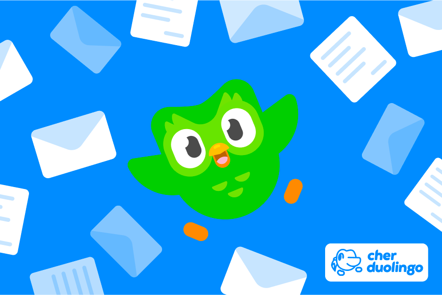 Illustration de Duo le hibou entouré d'enveloppes et de lettres affichant le logo « Cher Duolingo »