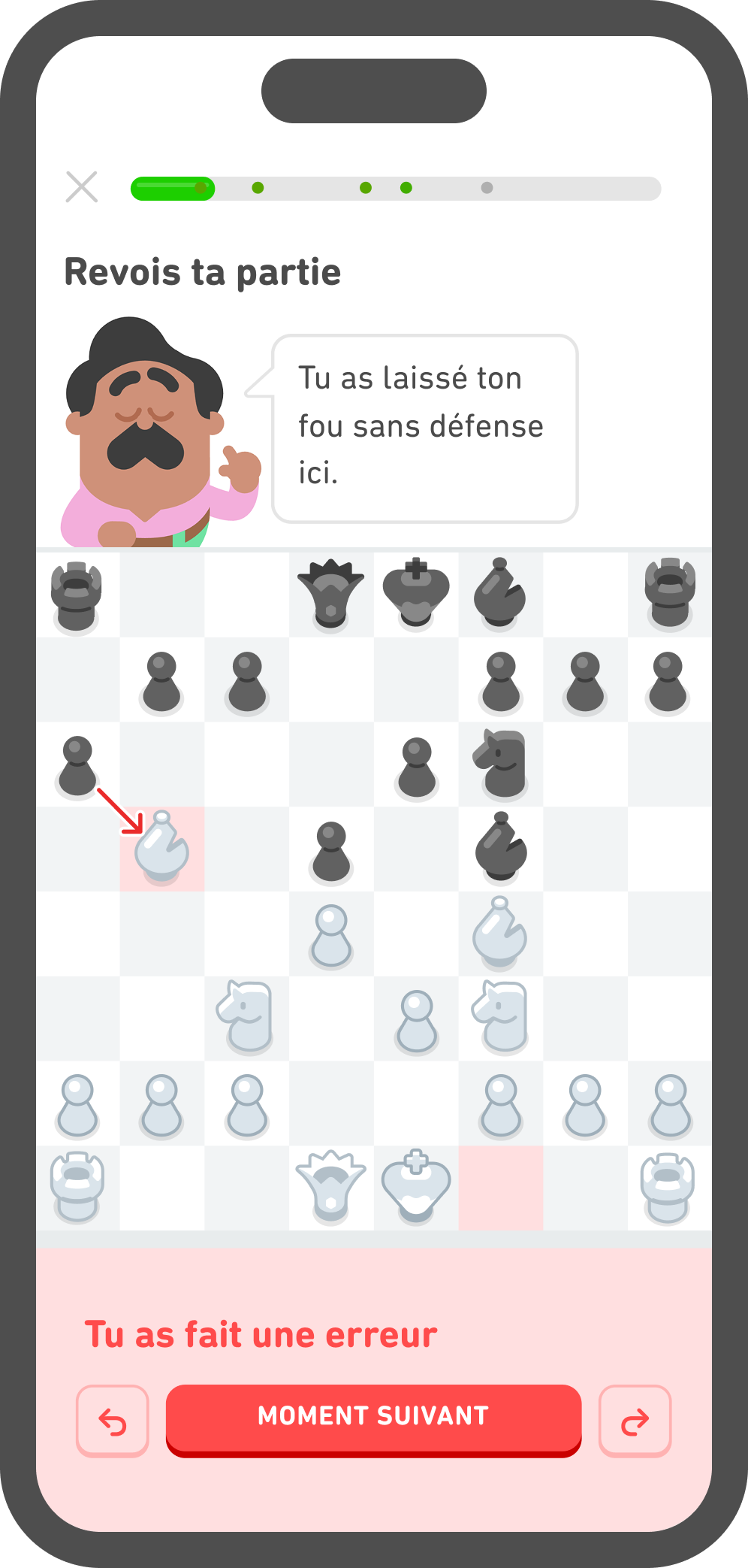Capture d'écran de l'Analyse des parties du cours d'échecs Duolingo. L'utilisateur peut voir un coup joué lors d'une partie précédente. Oscar a l'air sérieux et ferme les yeux. Il dit : « Tu as laissé ton fou sans défense ici. »
