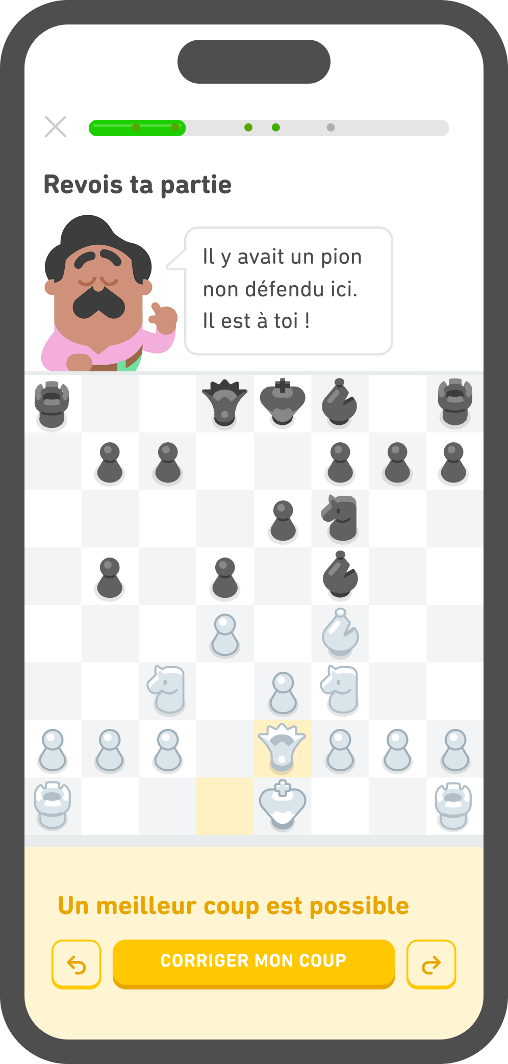 Capture d'écran de l'Analyse des parties du cours d'échecs Duolingo. L'utilisateur peut voir un coup joué lors d'une partie précédente. Oscar a l'air sérieux et ferme les yeux. Il dit : « Il y avait un pion non défendu ici. Il est à toi ! »