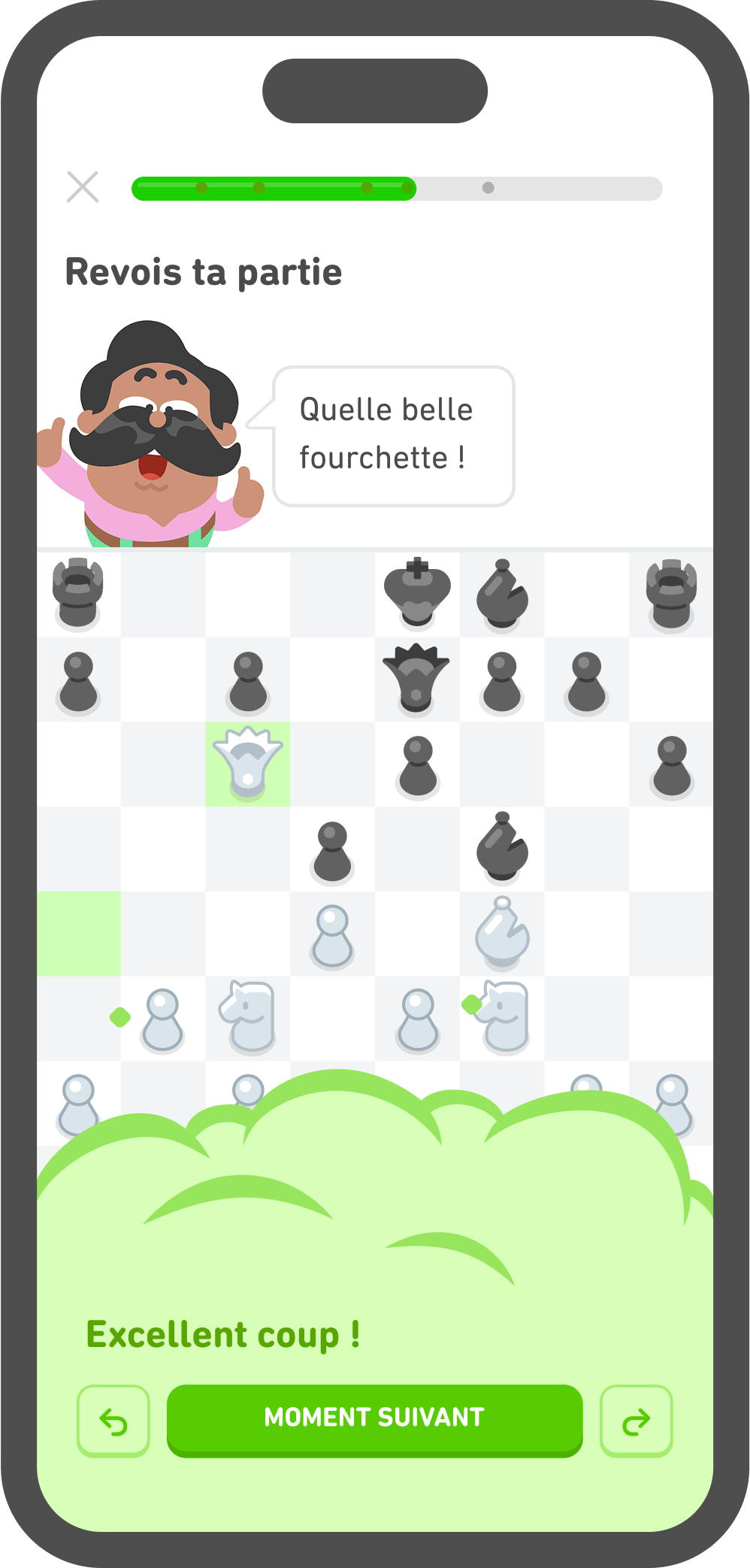 Capture d'écran de l'Analyse des parties du cours d'échecs Duolingo. L'utilisateur peut voir un coup joué lors d'une partie précédente. Oscar sourit les pouces en l'air et dit : « Quelle belle fourchette ! »