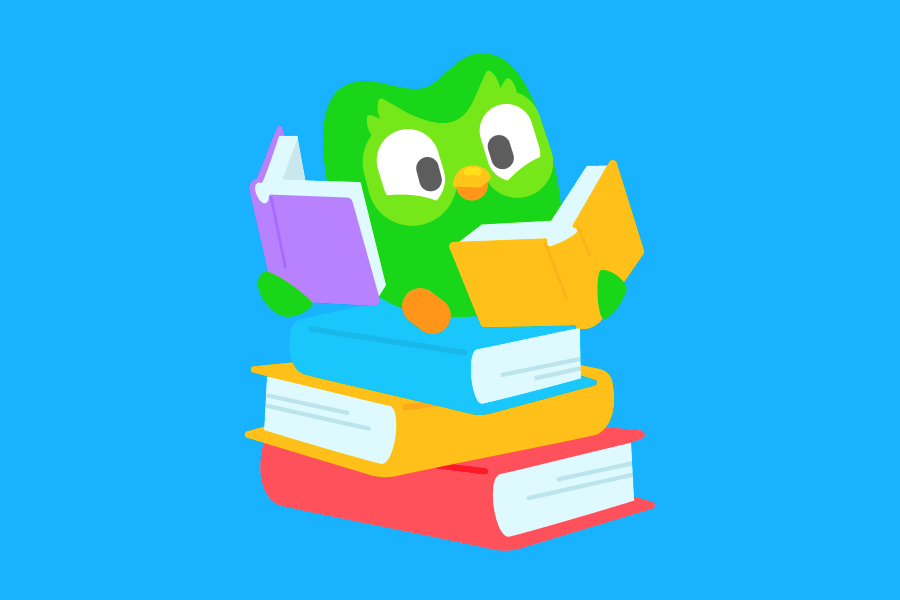 Ilustração do Duo sentado em uma pilha de livros. Ele está segurando dois livros abertos e lendo um deles.
