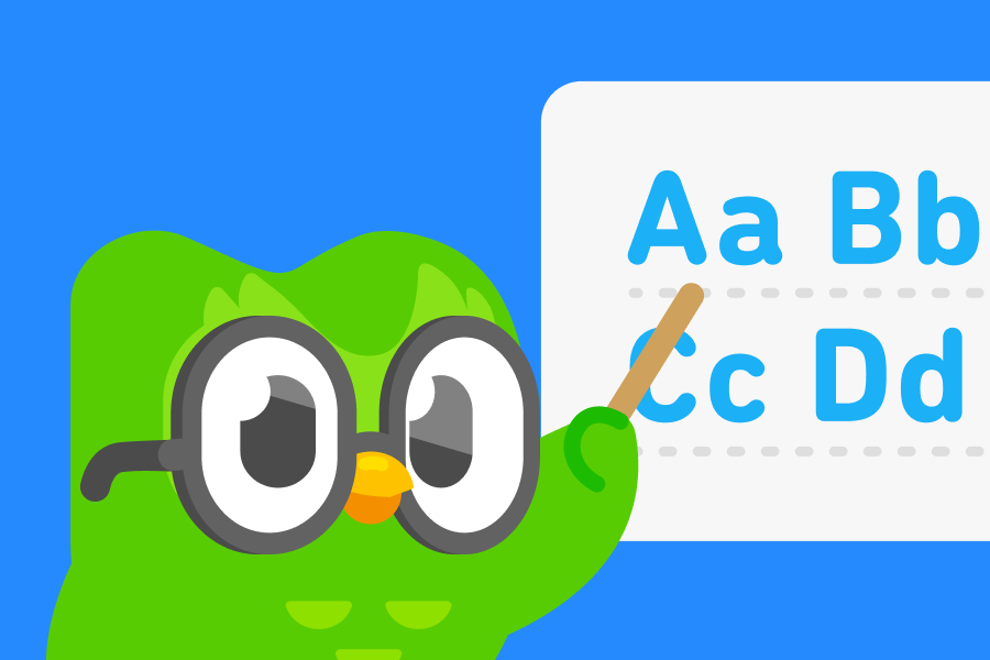 Ilustração da coruja Duo usando óculos e apontando para as letras do alfabeto em uma lousa.