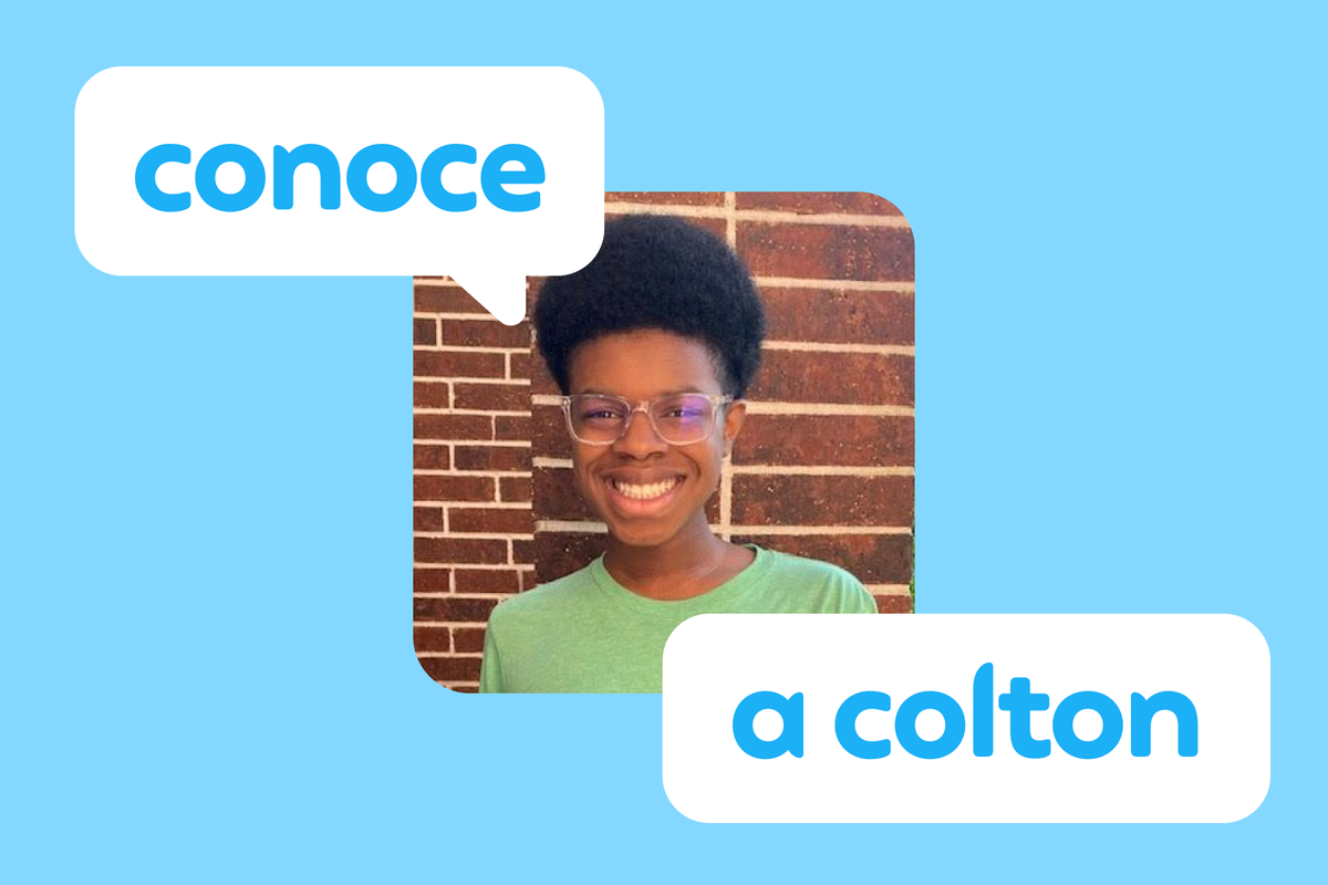 Ilustración de un estudiante de secundaria con anteojos que sonríe, con dos burbujas de diálogo que dicen “Conoce a Colton”