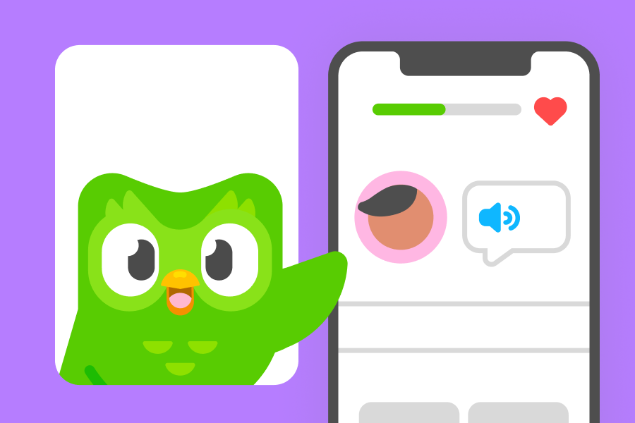Die Eule Duo winkt von einem Telefonbildschirm aus. Neben ihm zeigt ein weiterer Bildschirm eine Duolingo-Lektion in der App.