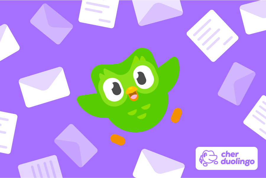 Illustration de Duo le hibou entouré d'enveloppes et de lettres affichant le logo « Cher Duolingo »