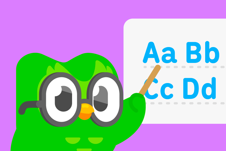 Ilustração do Duo, a coruja, usando óculos e uma vareta para apontar para as letras “A”, “B”, “C” e “D”.