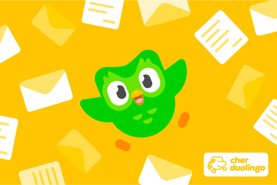 Illustration de Duo le hibou entouré d'enveloppes et de lettres affichant le logo « Cher Duolingo »