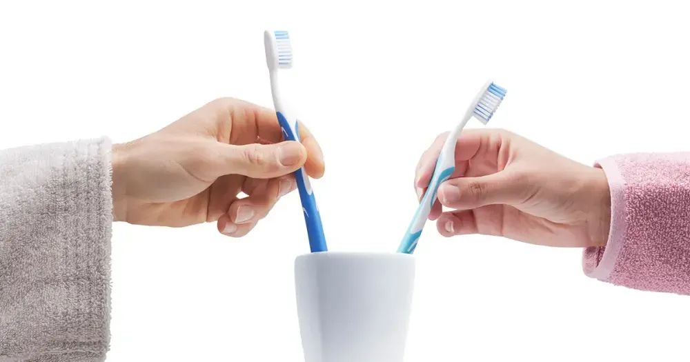 Surpresa! Micróbios em chuveiros e escovas de dente são na verdade salva-vidas