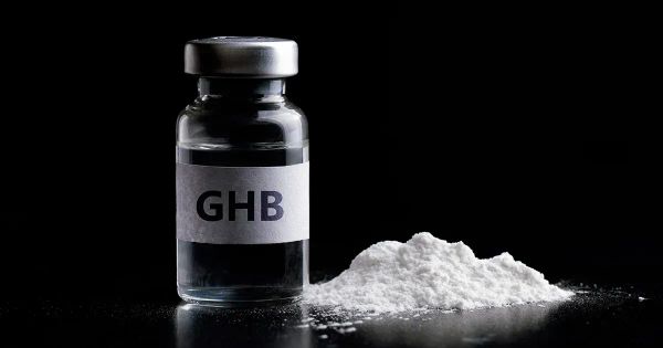 Casos de dependência e overdose associados a pílulas ilegais de festa estão aumentando