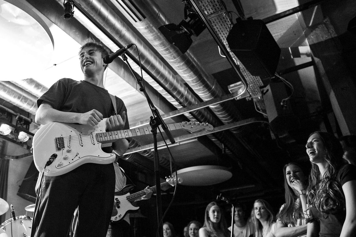 Die Impressionen von Sam Fender im ausverkauften Papiersaal