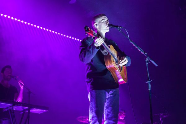 Bei Dermot Kennedy sorgt das Publikum für Ruhe im Saal