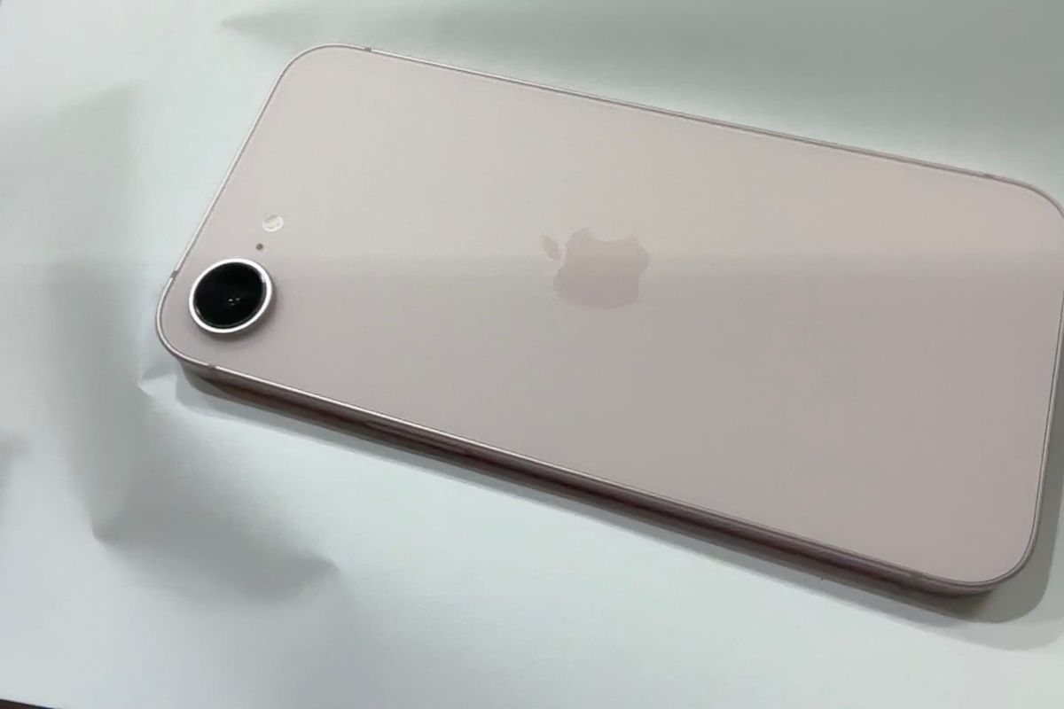 櫻花粉色的 iPhone 17e 背面，放在白色桌面上