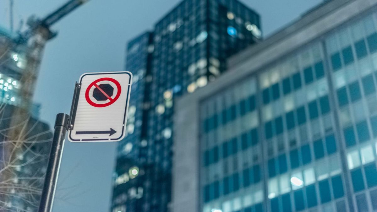 Distração na hora de encostar o carro pode render multa de $190