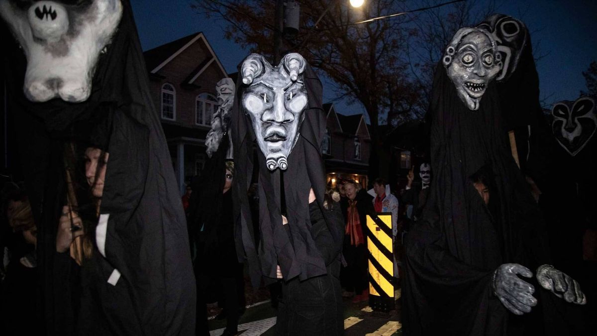 Fantoches gigantes desfilam pelas ruas de Toronto no Night of Dread