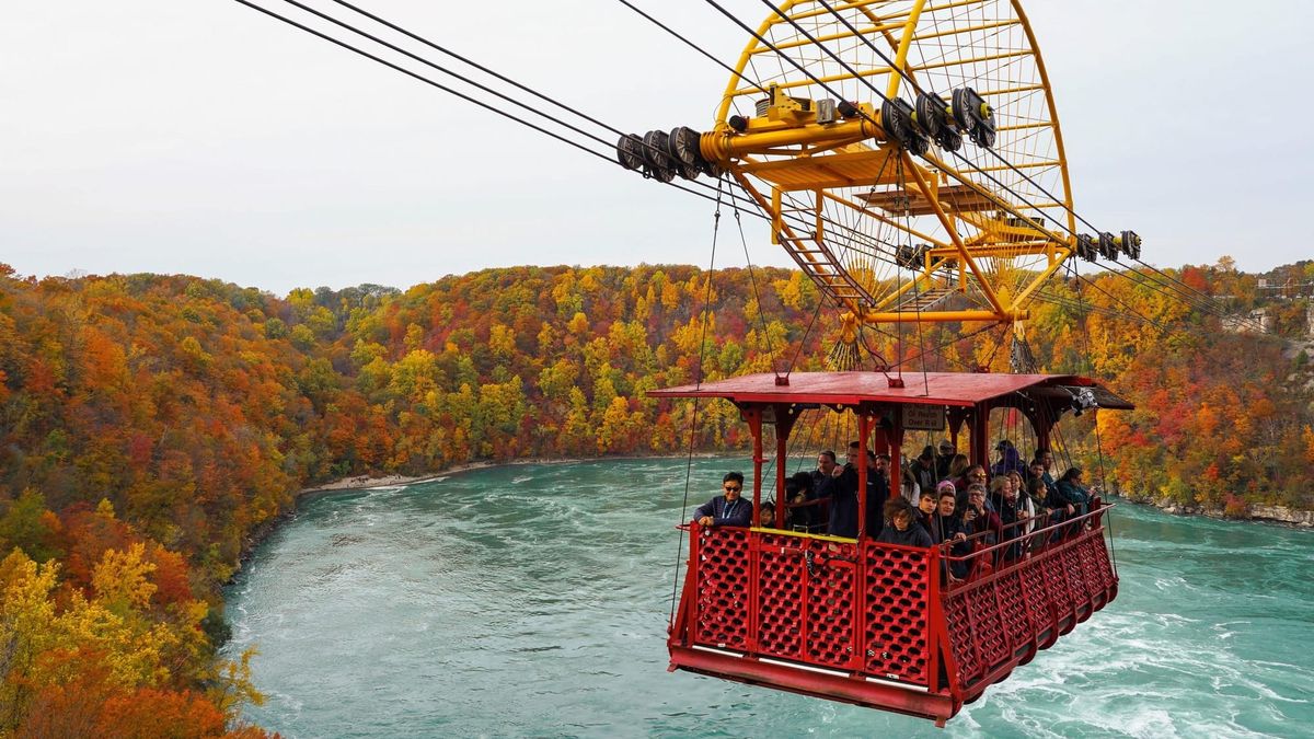 Teleférico histórico de Niagara revela a beleza da temporada mais colorida