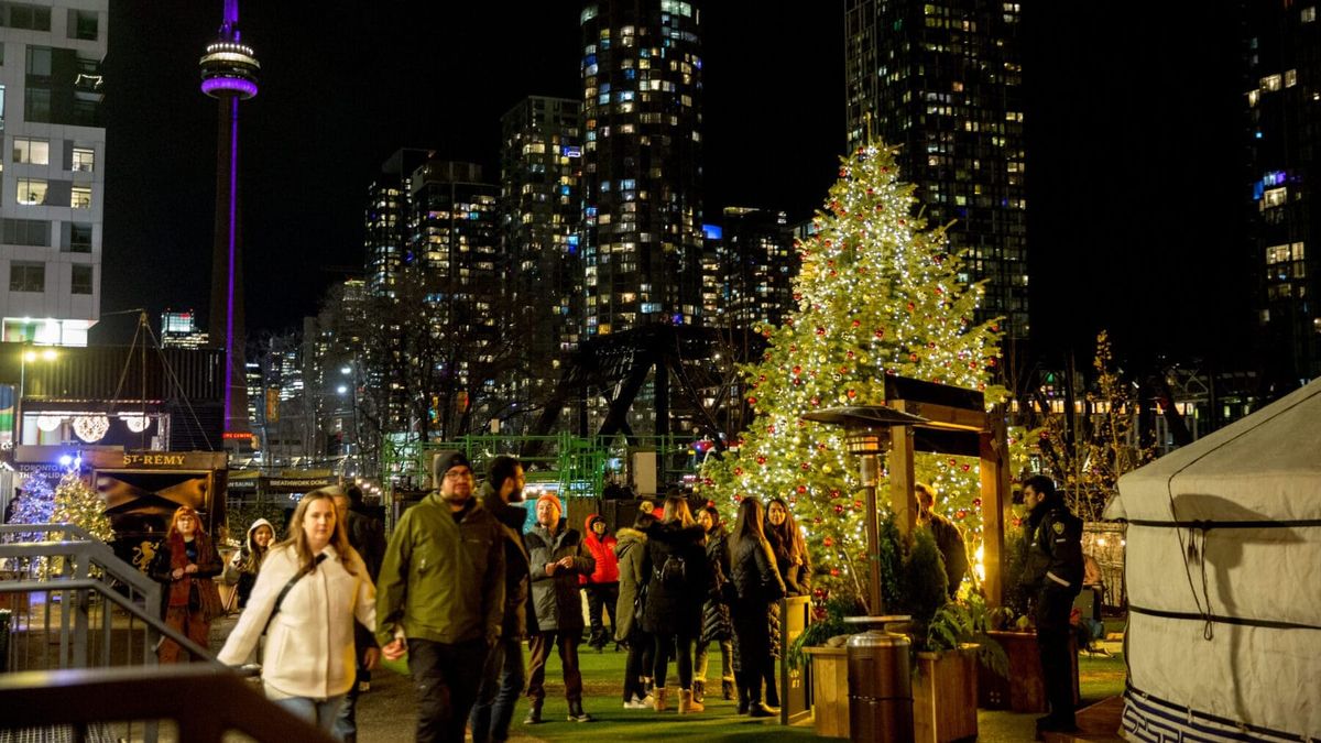 Túnel de luzes e cantores natalinos animam o STACKT Market