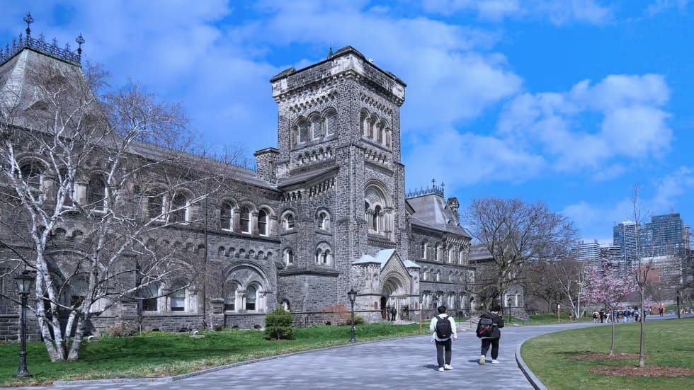 Universidade de Toronto fica entre as 20 melhores do mundo