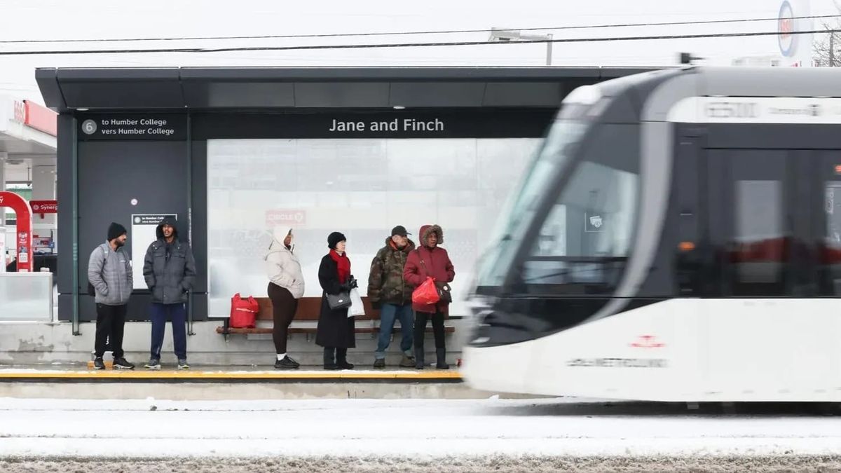 Neve e chuva congelante afetam a operação da nova linha sobre trilhos Finch West
