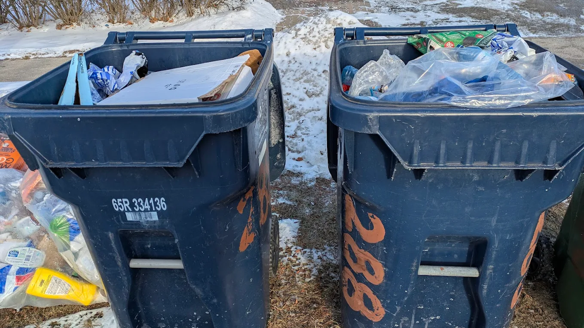 Falhas na nova coleta de reciclagem geram revolta em Toronto