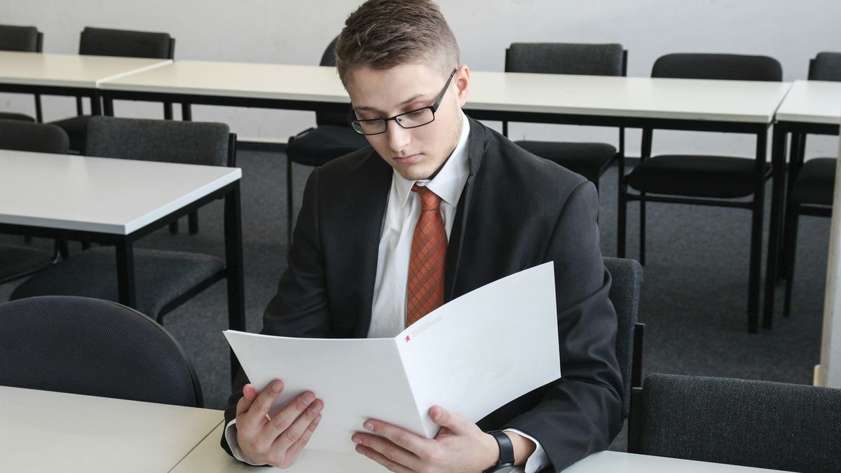 Mercado de trabalho frustra estudantes e profissionais experientes