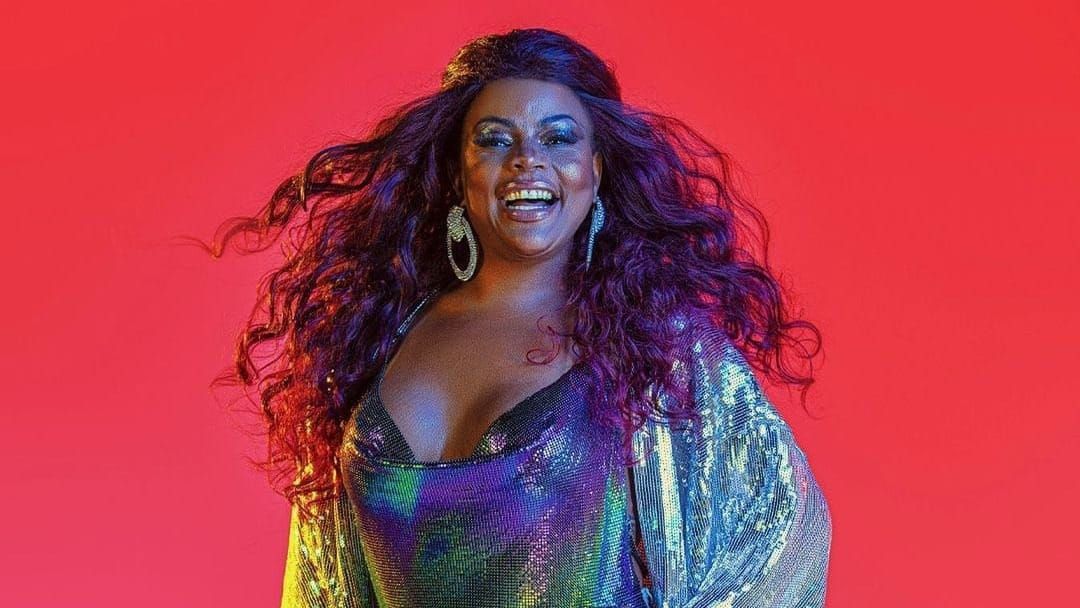 Tati Quebra Barraco comanda baile funk na véspera de feriado