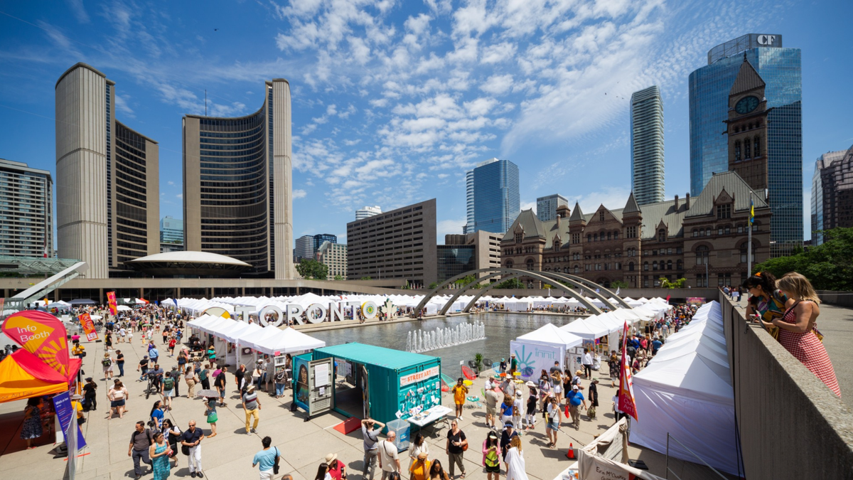 Feira de arte ao ar livre reúne mais de 400 artistas na Nathan Phillips Square