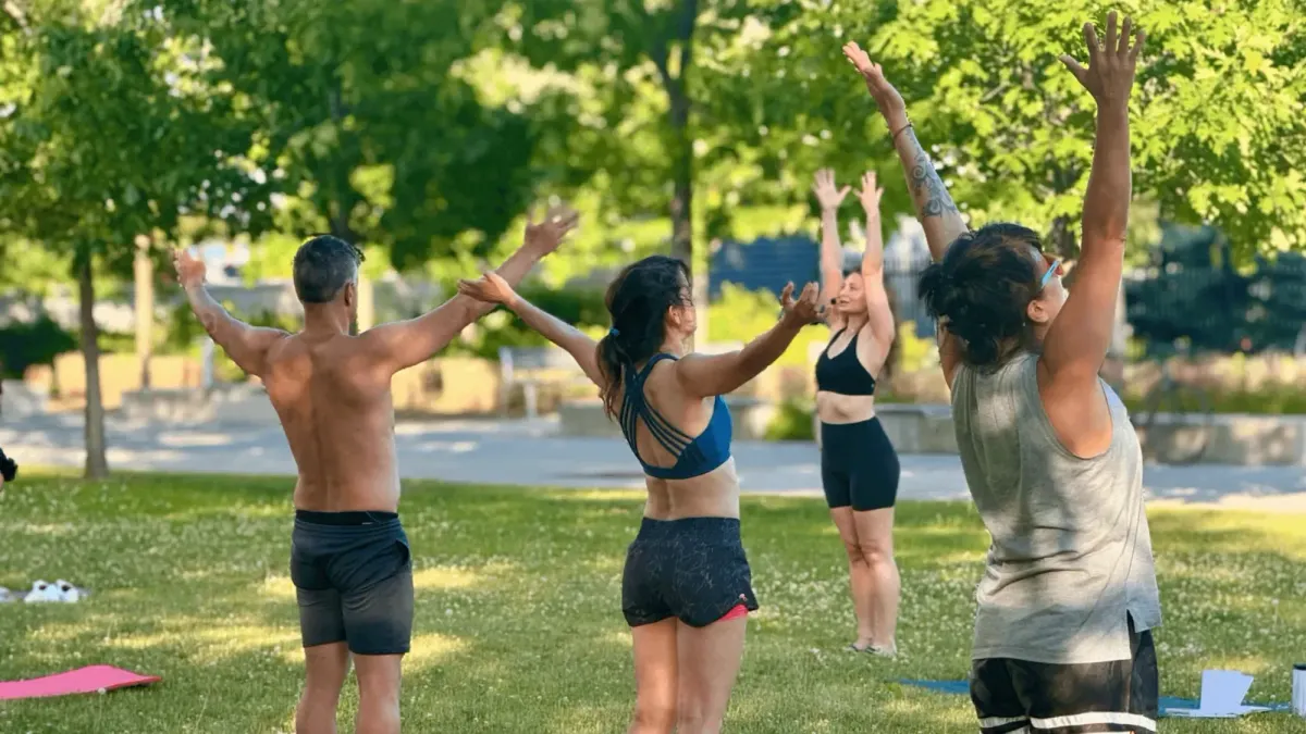 Aulas de yoga ao ar livre acontecem em julho no Hotel X