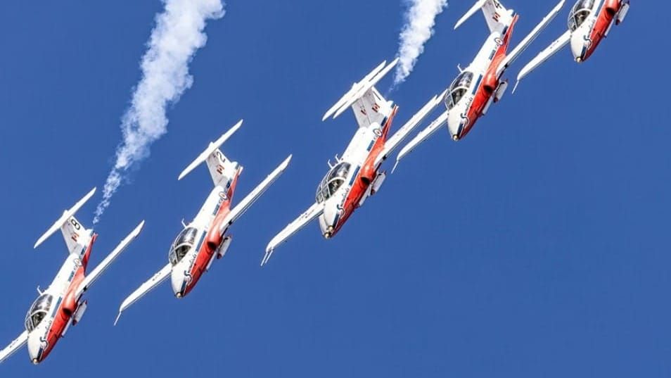 Snowbirds fazem temporada de despedida dos jatos Tutor