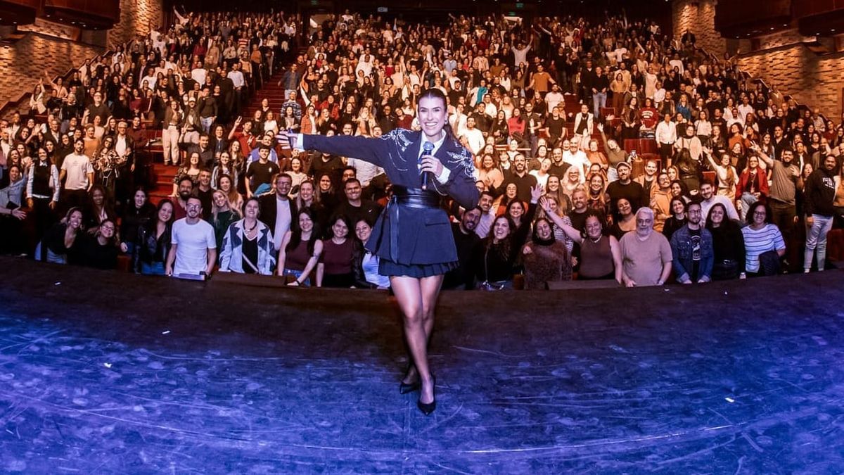 Luana Zucoloto estreia no Canadá com humor sobre a vida no escritório e sessão extra em Toronto