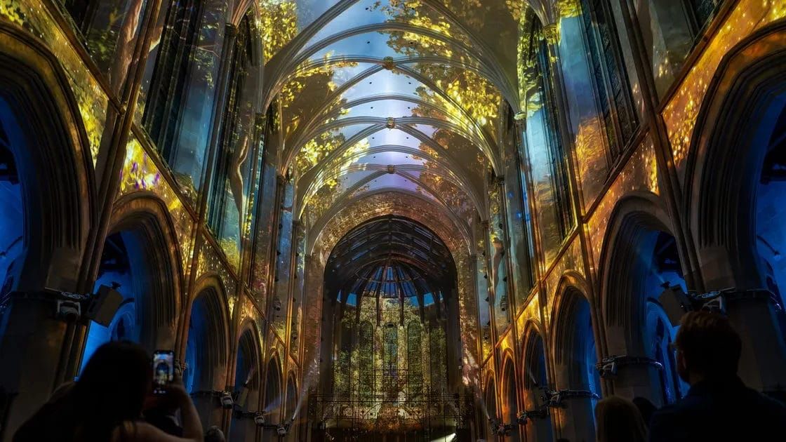 Experiência artística estreia na Catedral de St. James com projeções em 360 graus