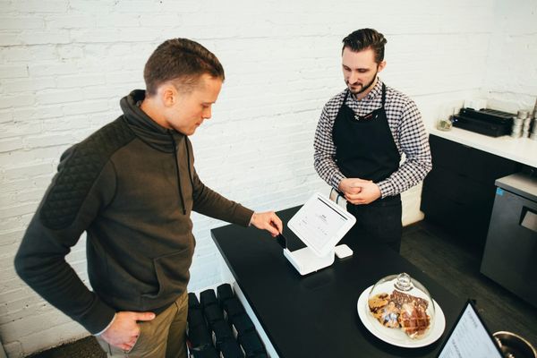Canadenses começam a mostrar preferência pelo fim das gorjetas em serviços