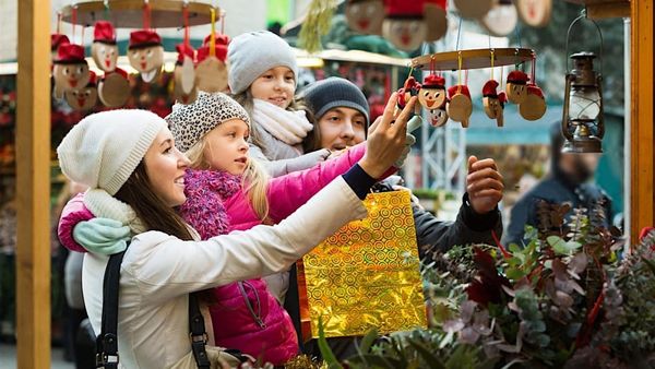 Sob o viaduto, mercado natalino celebra uma década